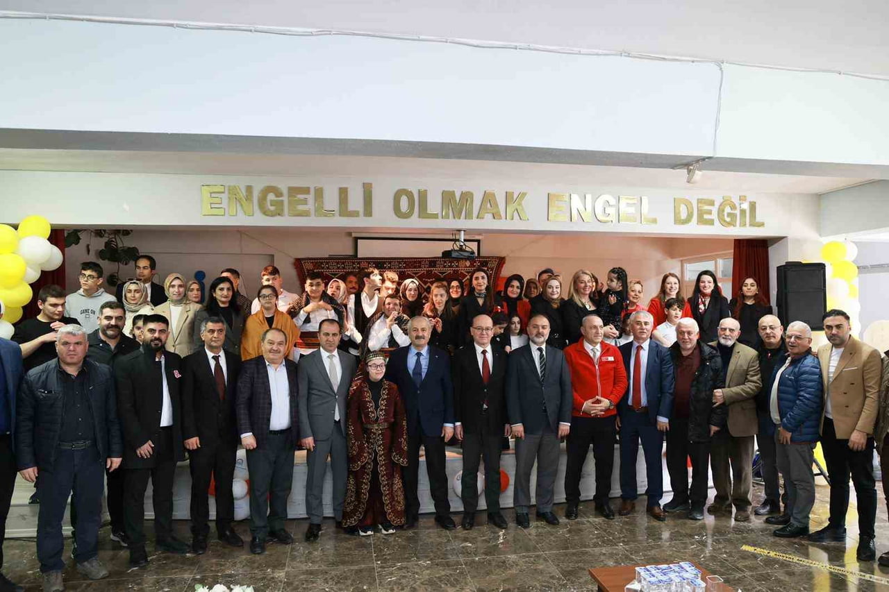 GEBZE'DE 2 NİSAN DÜNYA OTİZM FARKINDALIK GÜNÜ KAPSAMINDA ÖZEL EĞİTİM ÖĞRENCİLERİ VE PROTOKOLÜN...