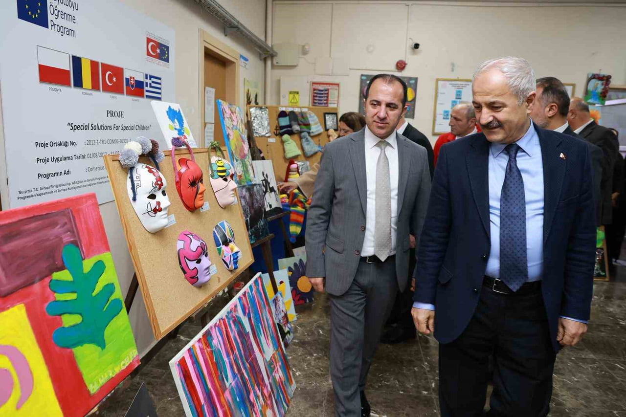 GEBZE'DE 2 NİSAN DÜNYA OTİZM FARKINDALIK GÜNÜ KAPSAMINDA ÖZEL EĞİTİM ÖĞRENCİLERİ VE PROTOKOLÜN...