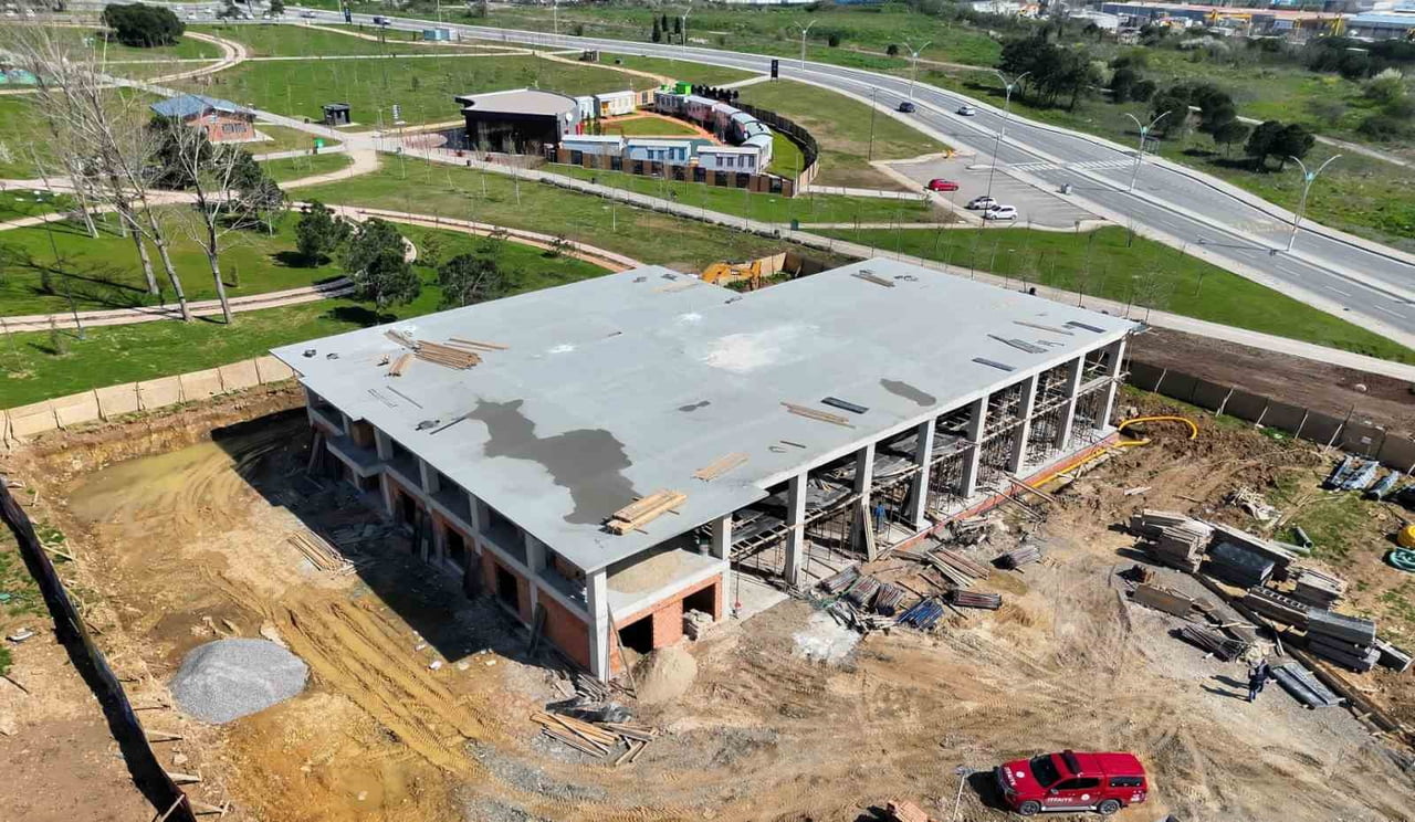 GEBZE MİLLET BAHÇESİ’NDE YAPIMI SÜREN YENİ İTFAİYE BİNASINDA ÇALIŞMALAR YÜZDE 60 SEVİYESİNE...