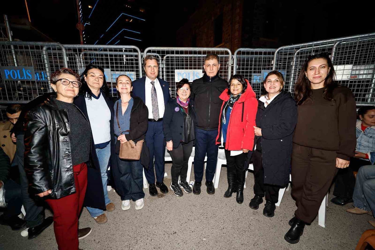 GECE BOYUNCA BİNA ÖNÜNDE NÖBET TUTAN BAŞKAN TUGAY'A, CUMHURİYET HALK PARTİSİ İZMİR İL BAŞKANI...