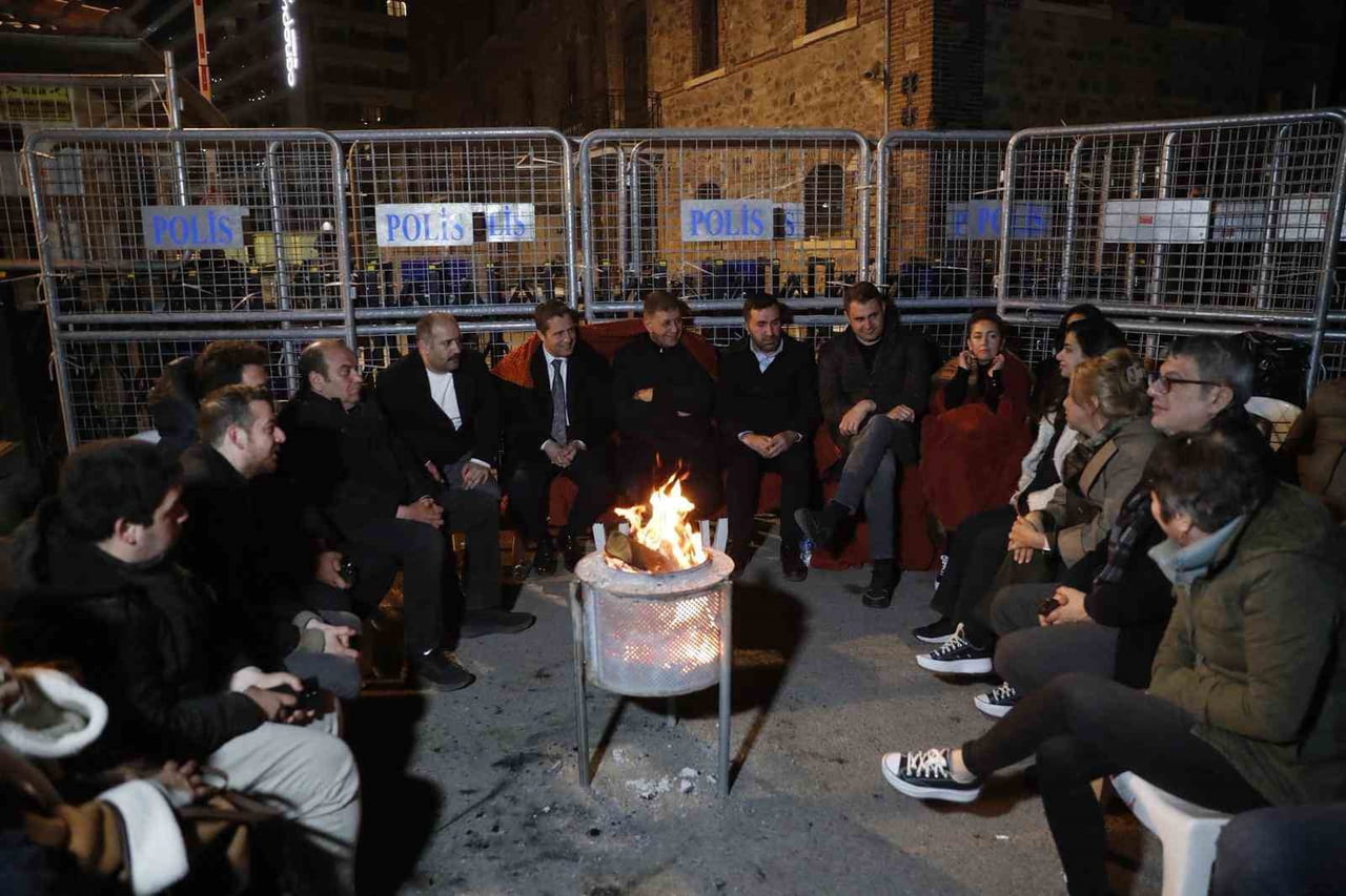 GECE BOYUNCA BİNA ÖNÜNDE NÖBET TUTAN BAŞKAN TUGAY'A, CUMHURİYET HALK PARTİSİ İZMİR İL BAŞKANI...