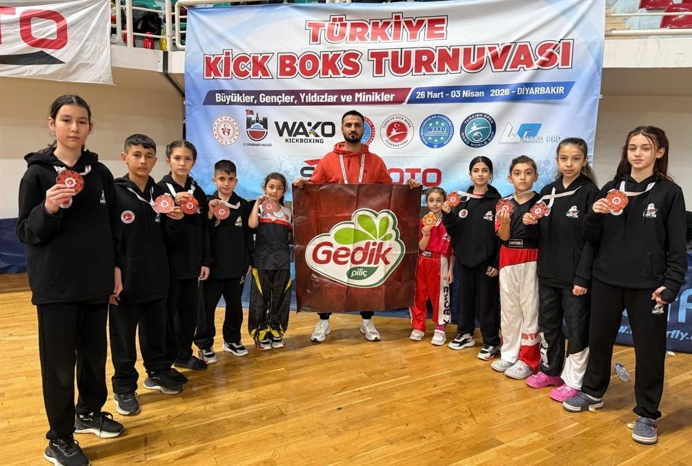 GEDİK PİLİÇ'İN DESTEKLEDİĞİ GENÇ SPORCULAR TÜRKİYE KİCKBOKS ŞAMPİYONASINDAN 10 MADALYAYLA DÖNEREK...