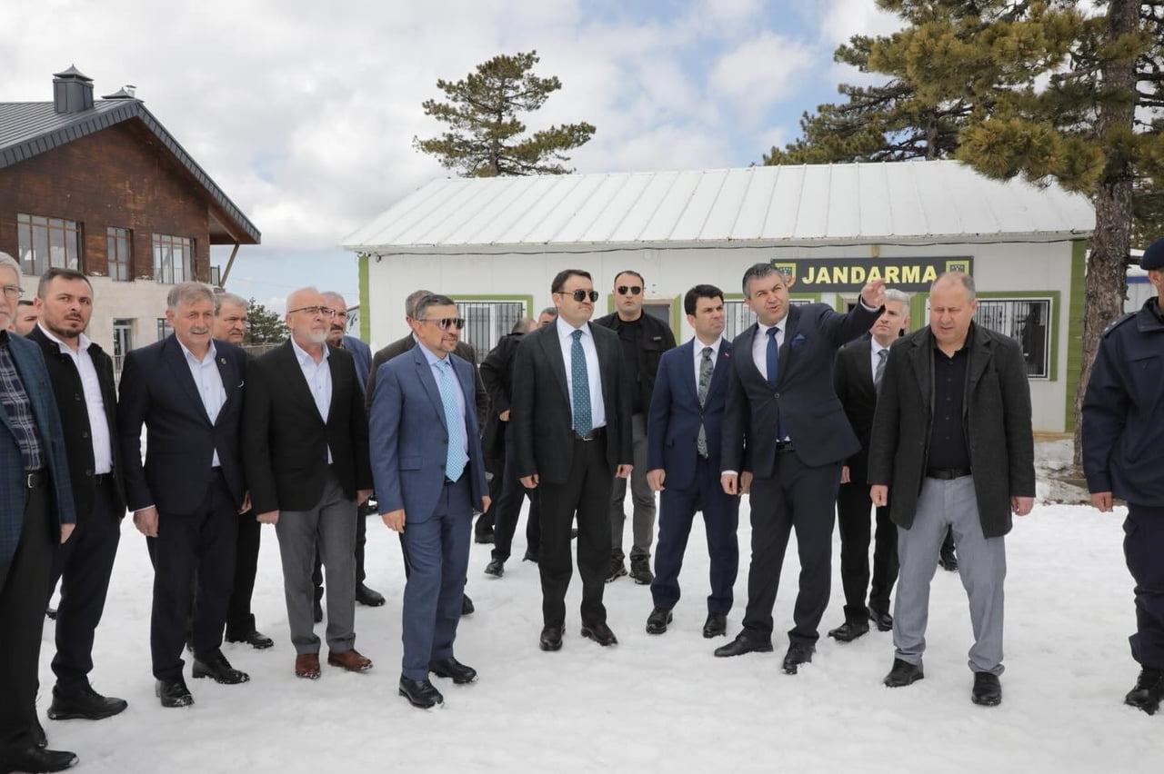 GEDİZ BELEDİYE BAŞKANI NECDET AKEL KAYAK MERKEZİNİ GEZDİ