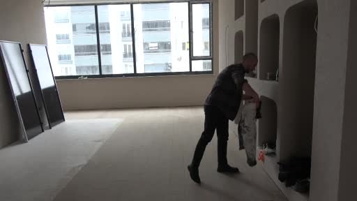 Genç sanatçı alçıyla duvarları resim tablosuna dönüştürüyor