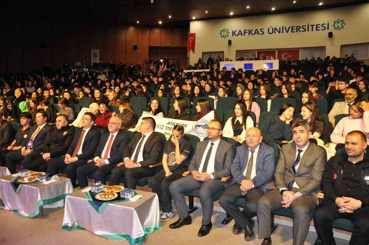 GENÇLER ARASI KÜLTÜR VE SANAT YARIŞMALARI BÖLGE FİNALİ, KARS'TA START ALDI.