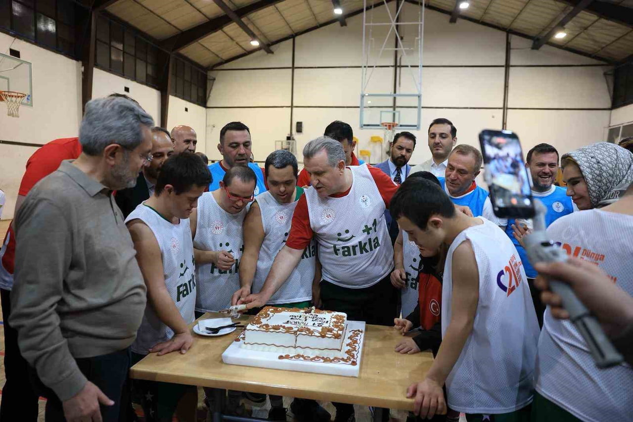 GENÇLİK VE SPOR BAKANI DR. OSMAN AŞKIN BAK, ÇEKTİKLERİ VİDEOLARLA KENDİSİNE MAÇ DAVETİNDE BULUNAN...