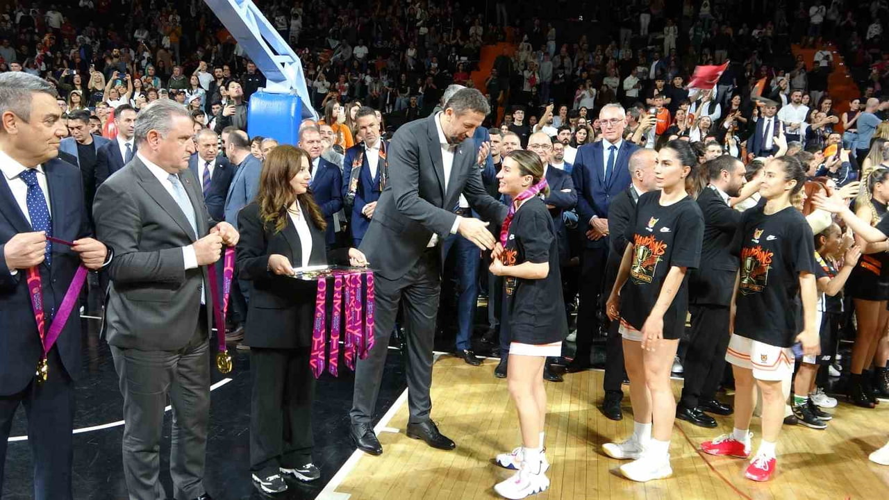 GENÇLİK VE SPOR BAKANI OSMAN AŞKIN BAK, FIBA KADINLAR AVRUPA KUPASI FİNALİNDE ÇİMSA ÇBK MERSİN İLE...