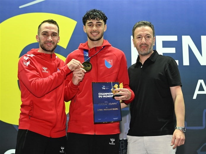 GENÇLİK VE SPOR BAKANI OSMAN AŞKIN BAK, YILDIZ VE GENÇLER DÜNYA ESKRİM ŞAMPİYONASI'NDA ALTIN...