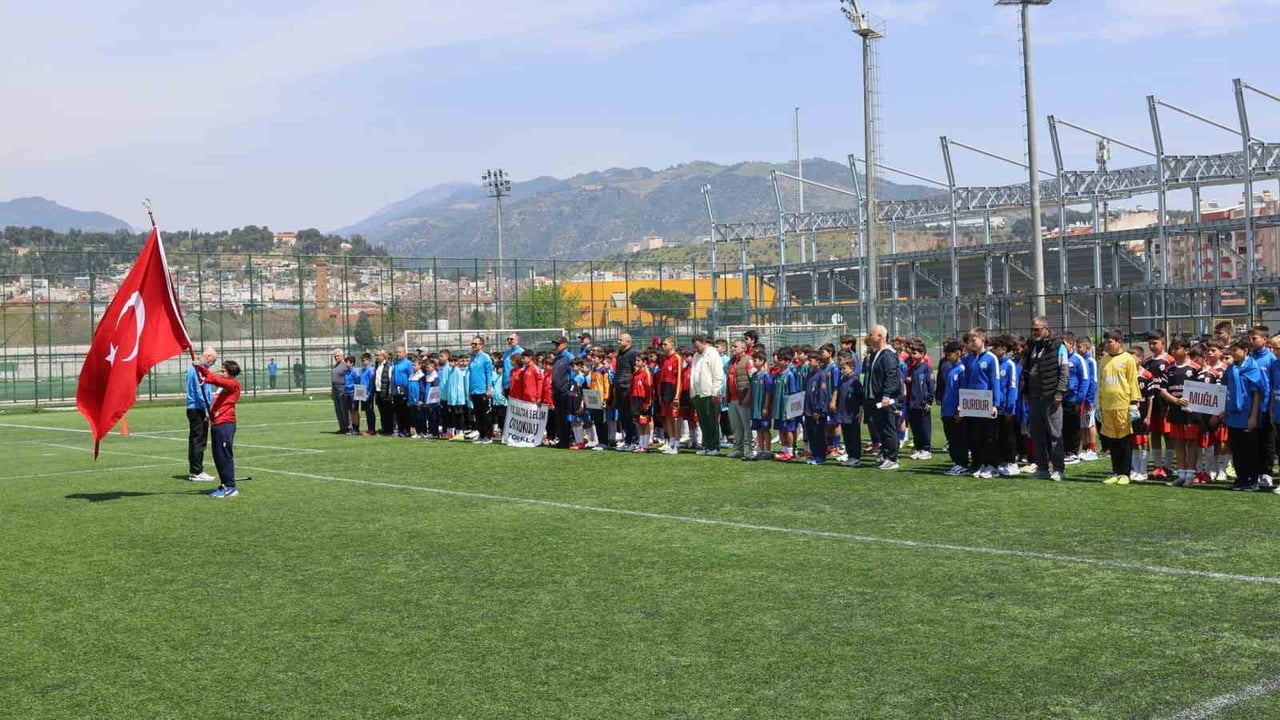 GENÇLİK VE SPOR BAKANLIĞI TARAFINDAN DÜZENLENEN OKUL SPORLARI KÜÇÜK ERKEKLER FUTBOL GRUP...