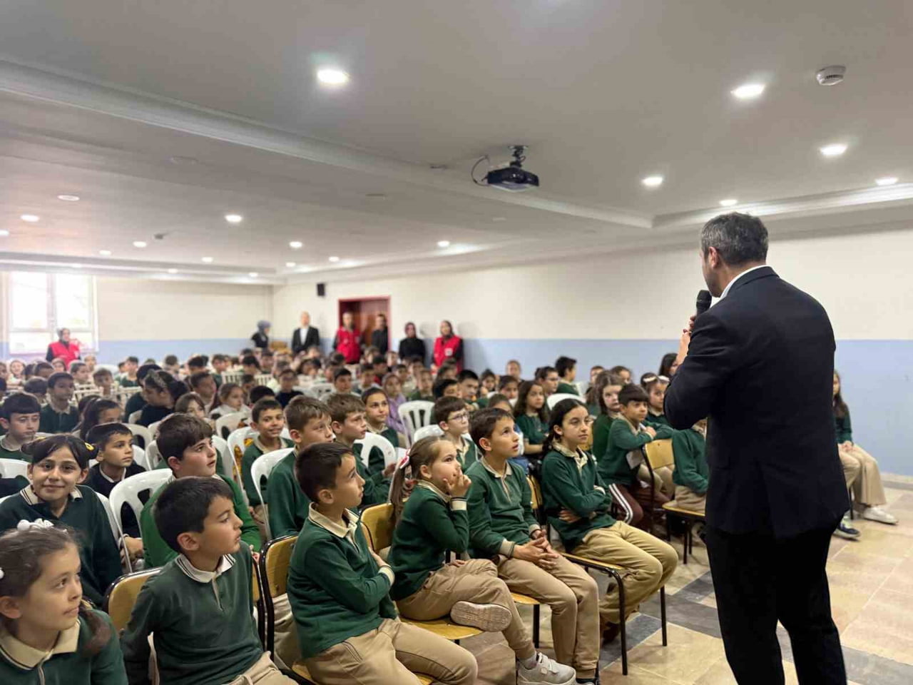 GERÇEKLEŞEN ZİYARETTE ÖĞRENCİLERLE SOHBET EDEN BAŞKAN ÇETİNKAYA, ONLARIN TALEPLERİNİ...