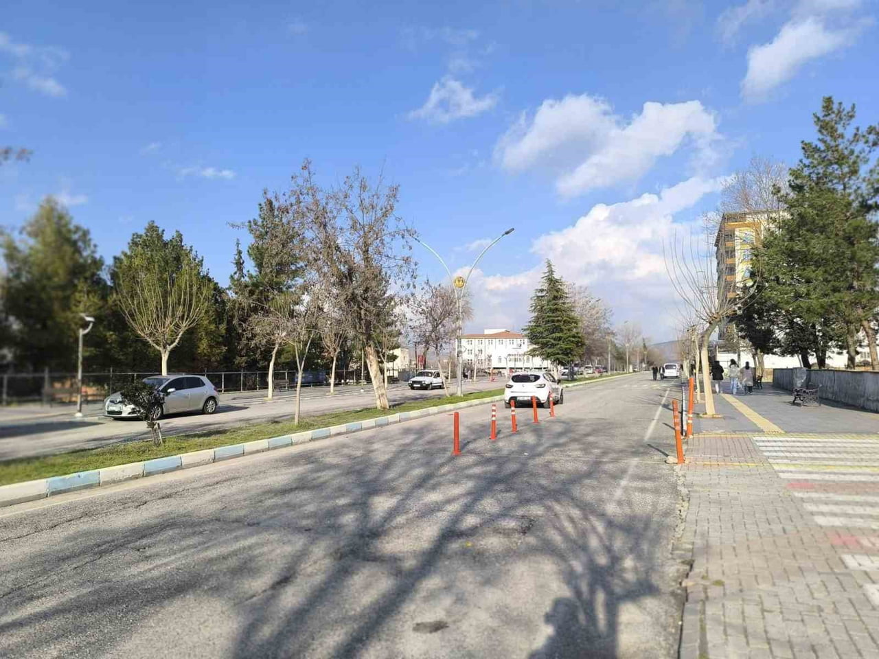 GERCÜŞ’TE BULVAR İŞGALİ: EĞİTİM DUBALARI TRAFİĞİ ESİR ALDI