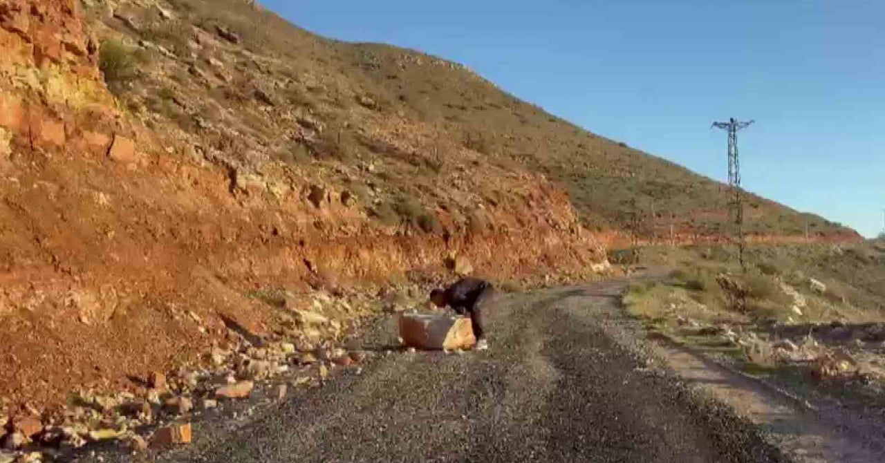GERCÜŞ’TE YOL KAPATAN KAYALARI BEDEN EĞİTİMİ ÖĞRETMENİ TEMİZLEDİ