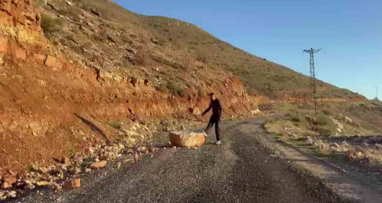 GERCÜŞ’TE YOL KAPATAN KAYALARI BEDEN EĞİTİMİ ÖĞRETMENİ TEMİZLEDİ