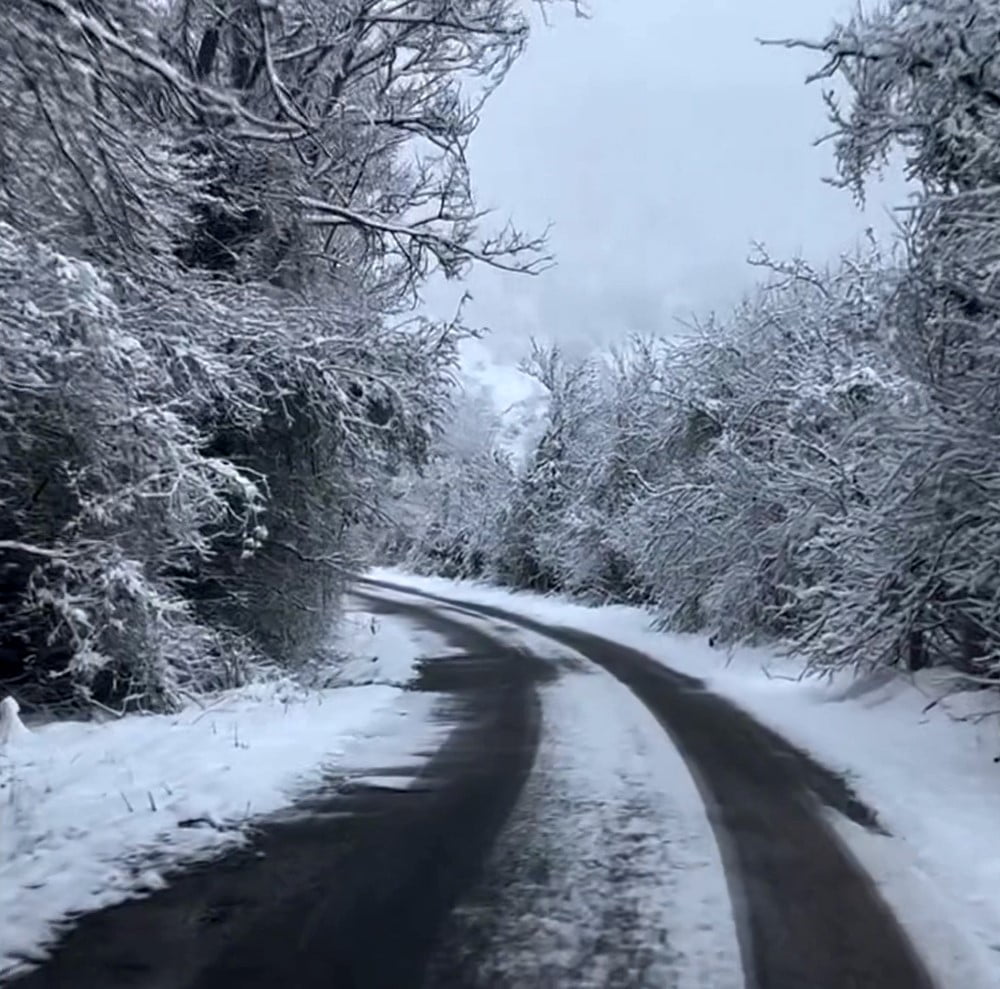 GEREDE'DE NİSAN AYINDA YAĞAN KAR ETRAFI BEYAZA BÜRÜDÜ.