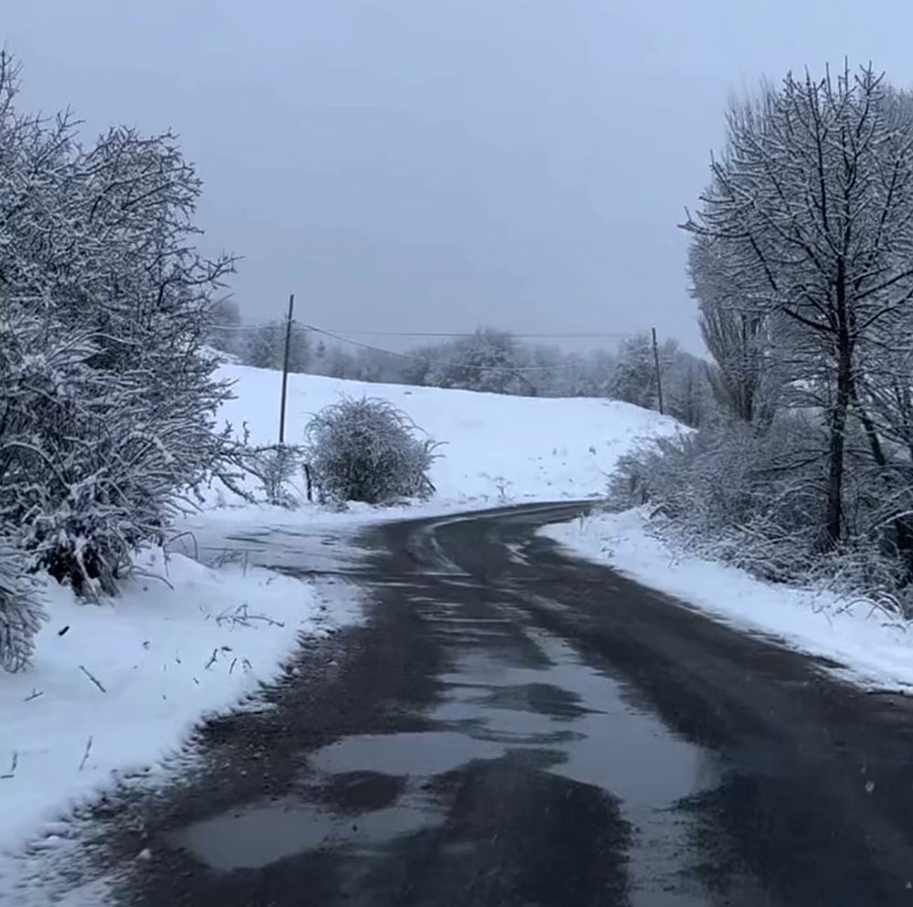 GEREDE'DE NİSAN AYINDA YAĞAN KAR ETRAFI BEYAZA BÜRÜDÜ.