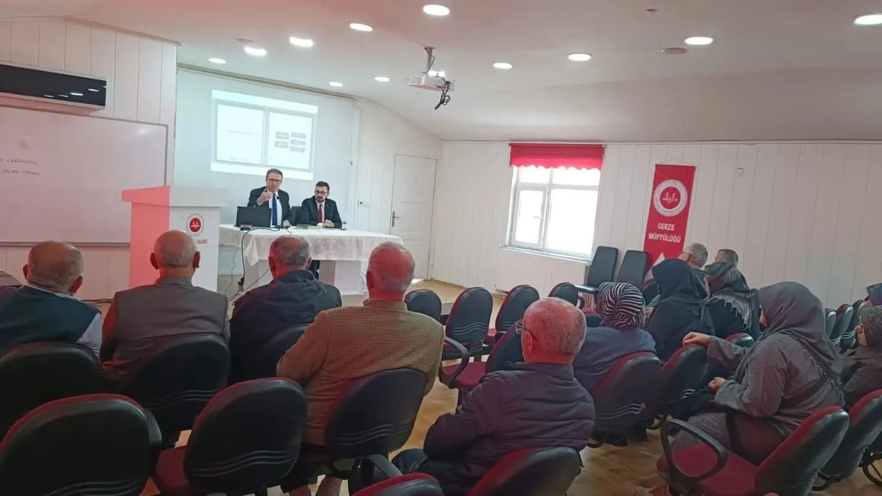 GERZE İLÇE MÜFTÜLÜĞÜ, KUTSAL TOPRAKLARA GİTMEYE HAZIRLANAN HACI ADAYLARI İÇİN KAPSAMLI BİR "HAC...