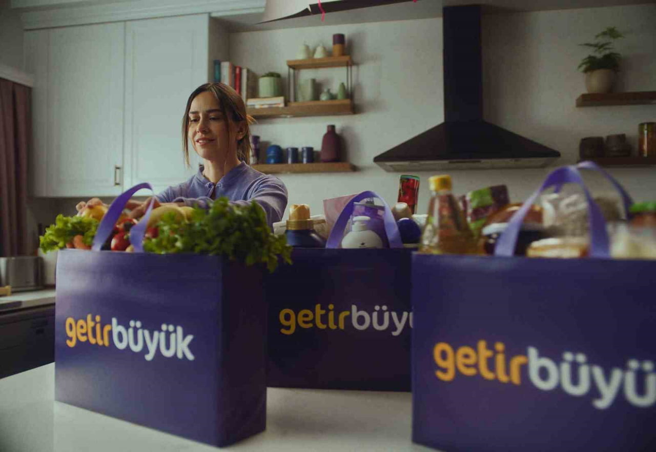 GETİR, YENİ REKLAM FİLMİNDE SUPER APP İÇİNDEKİ AKILLI ÖZELLİKLERİNE ODAKLANIYOR. FİLMDE, SİPARİŞİN...