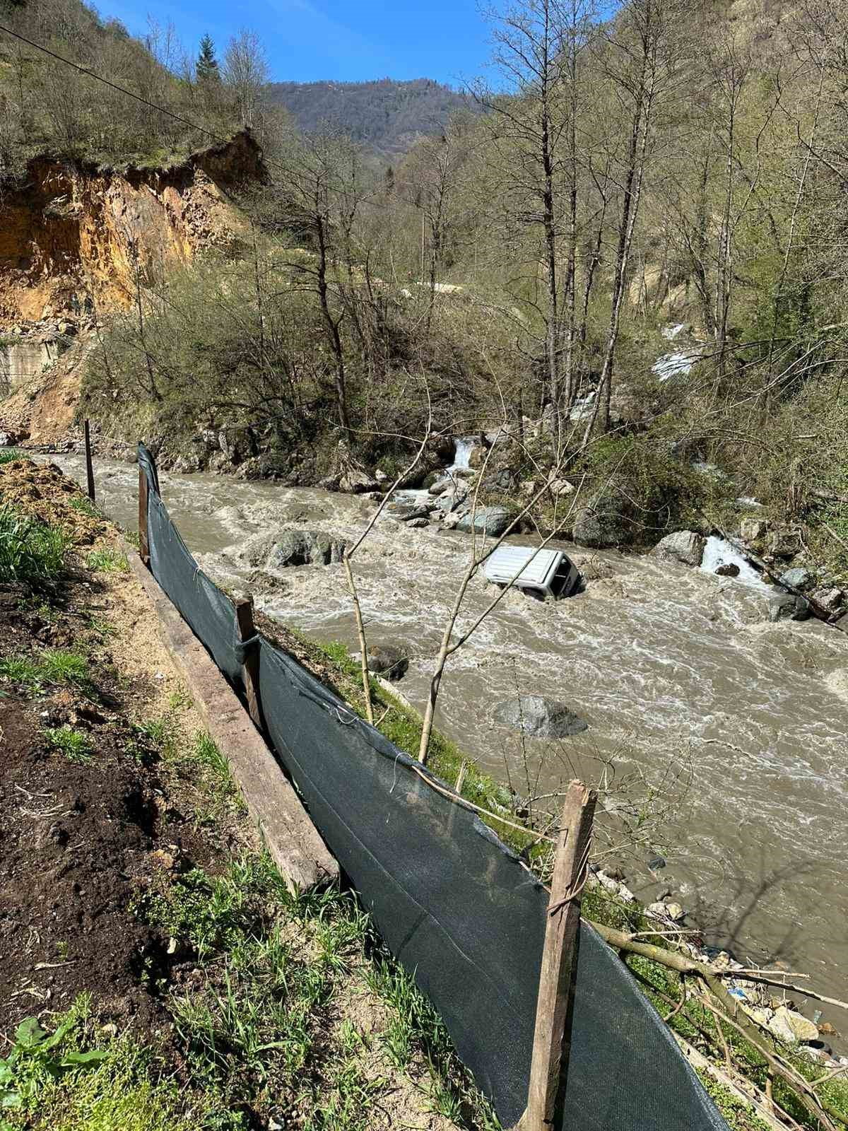 GİRESUN’UN YAĞLIDERE İLÇESİNDE MEYDANA GELEN TRAFİK KAZASINDA 19 YAŞINDAKİ SÜRÜCÜ HAYATINI...