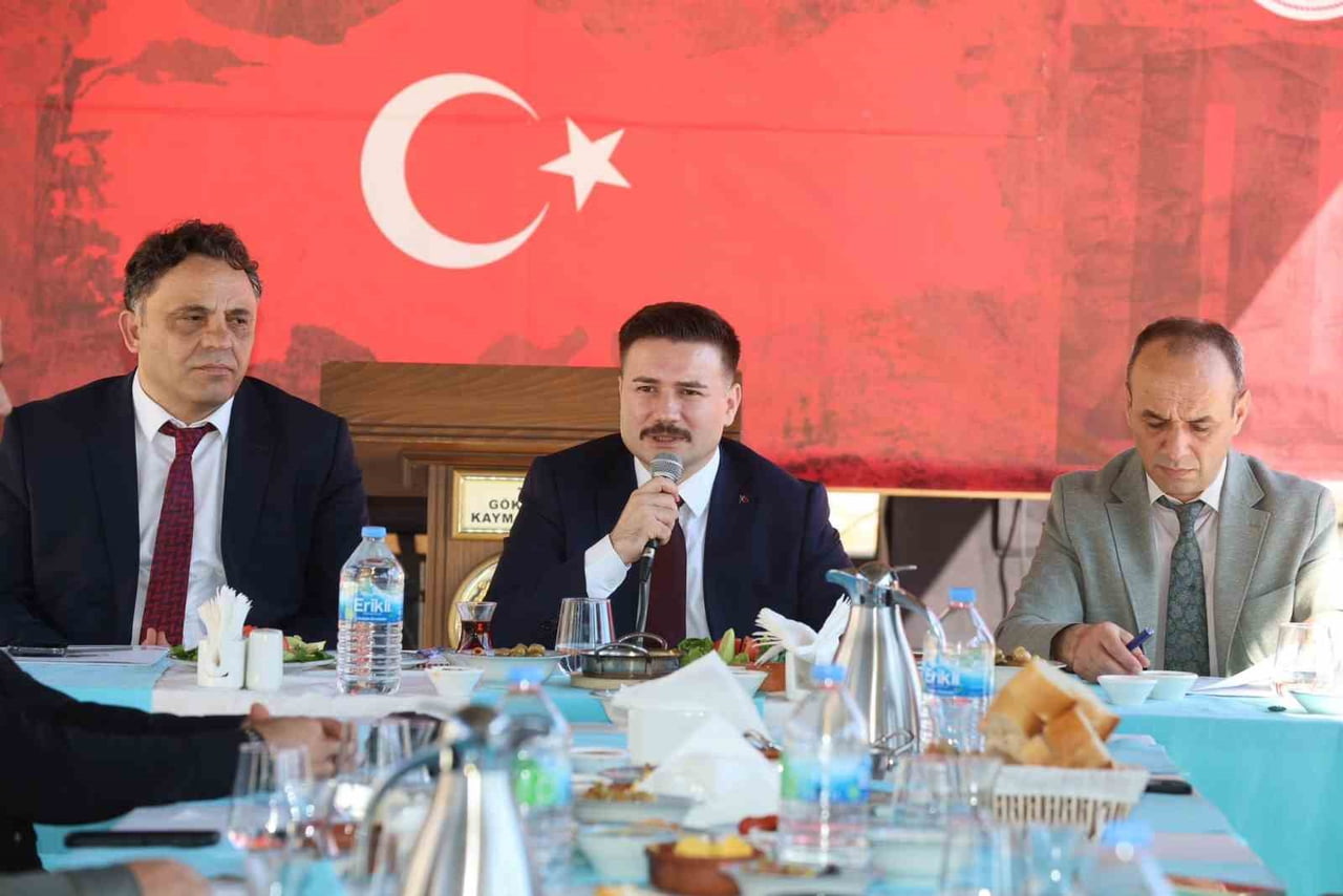 GÖKÇEADA KAYMAKAMI OSMAN ACAR VE İLÇEDE GÖREV YAPAN MUHTARLAR BİR ARAYA GELEREK MERKEZ MAHALLELER...