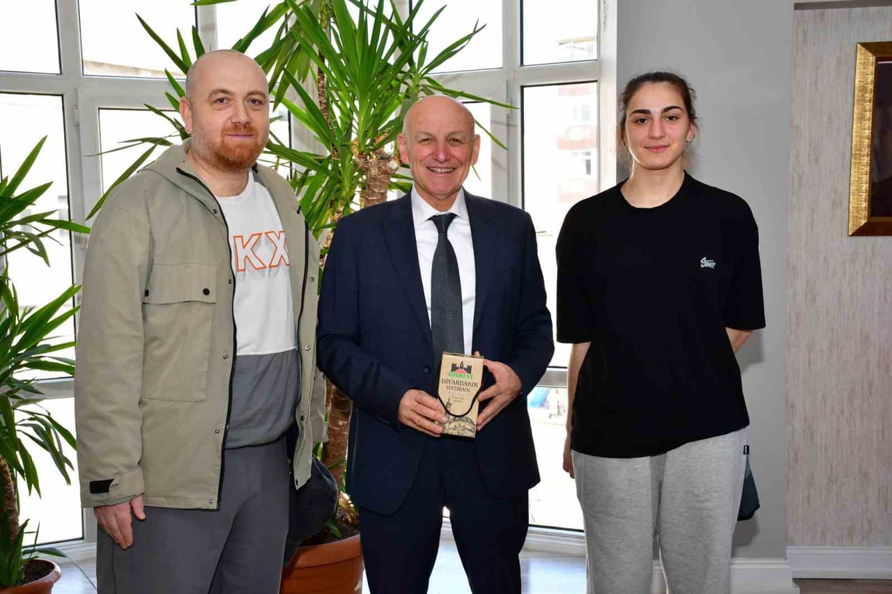 GÖKNUR GÜLTEN, ANTRENÖRÜ İLKER ŞEN İLE BİRLİKTE TERME BELEDİYE BAŞKANI ŞENOL KUL’U MAKAMINDA...