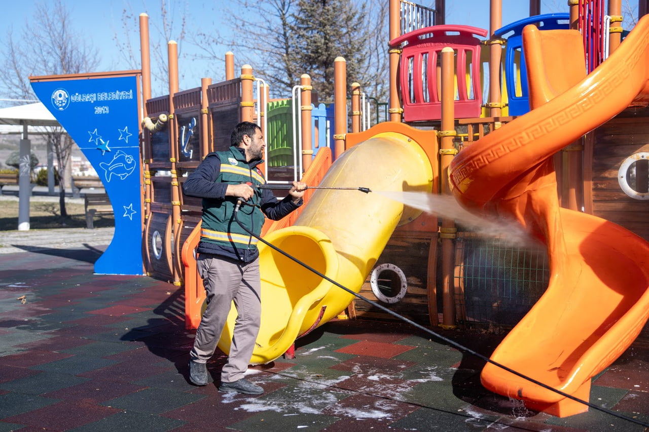 GÖLBAŞI BELEDİYESİ, PARK VE YEŞİL ALANLARDA KAPSAMLI TEMİZLİK VE BAKIM ÇALIŞMALARINA...