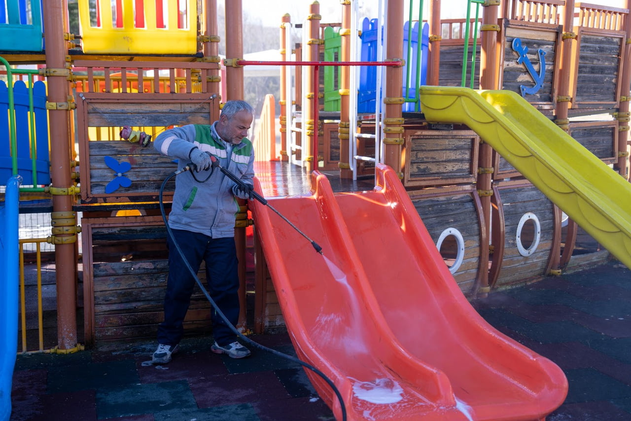 GÖLBAŞI BELEDİYESİ, PARK VE YEŞİL ALANLARDA KAPSAMLI TEMİZLİK VE BAKIM ÇALIŞMALARINA...