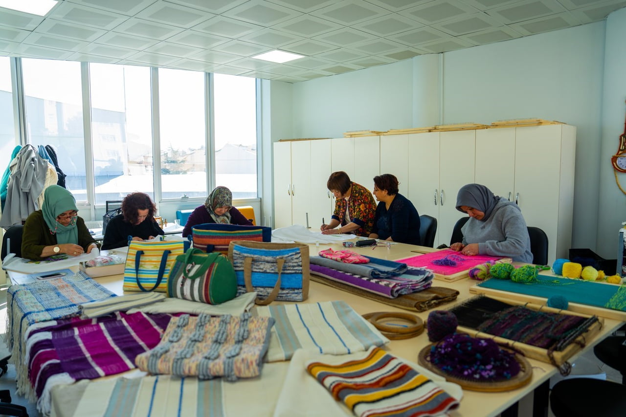 GÖLBAŞI BELEDİYESİ PAYLAŞIM NOKTASINA GELEN ATIL MALZEMELER ZÜBEYDE HANIM AİLE YAŞAM MERKEZİNDEKİ...