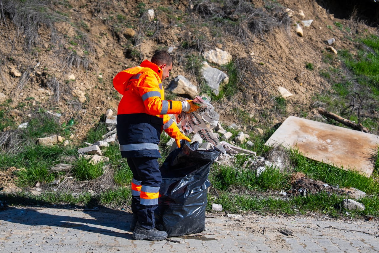 GÖLBAŞI BELEDİYESİ, TAŞPINAR MAHALLESİ’NDE KAPSAMLI BİR TEMİZLİK ÇALIŞMASI GERÇEKLEŞTİREREK CADDE...