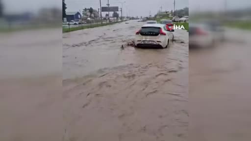Göle dönen yolda mahsur kalarak korku dolu anlar yaşayan servisteki öğrencileri itfaiye böyle...