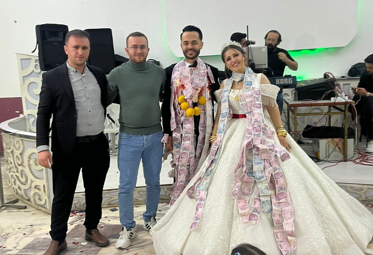 GÖRDES BELEDİYESİ DÜĞÜN SALONU’NDA GERÇEKLEŞTİRİLEN DÜĞÜNDE ERKEK KUAFÖRÜ EMRAH ESEN (SAĞDAN 2.)...