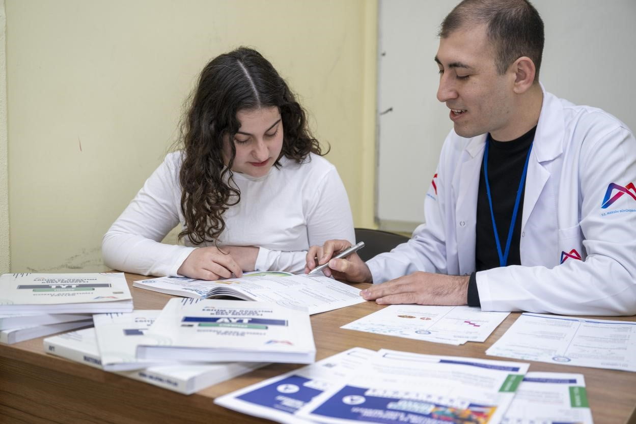 GÖRME ENGELLİ 12. SINIF ÖĞRENCİSİ ADİLE NİSA BAKIR, MERSİN BÜYÜKŞEHİR BELEDİYESİNİN KURS...