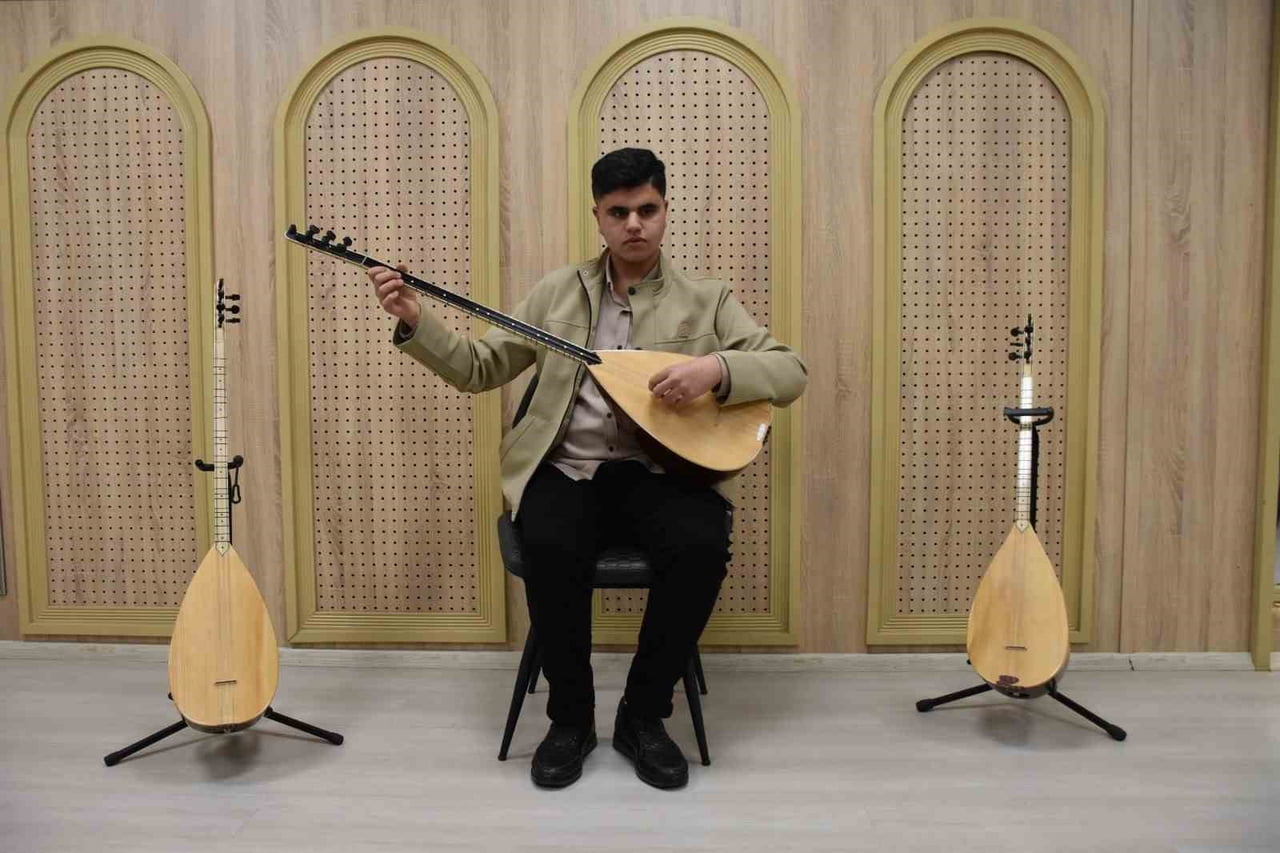 GÖRME ENGELLİ UMUT, AŞIK VEYSEL'İN YOLUNDAN GİDİYOR