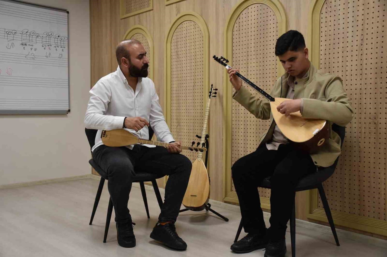 GÖRME ENGELLİ UMUT, AŞIK VEYSEL'İN YOLUNDAN GİDİYOR