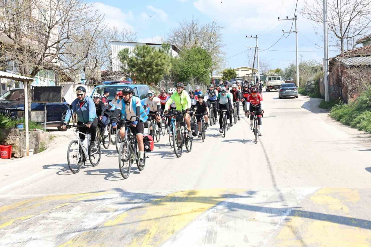 GRANFONDO BURSA HAZIRLIKLARI KAPSAMINDA DÜZENLENEN "PARKURA DOĞRU" BULUŞMASINDA BİR ARAYA GELEN...