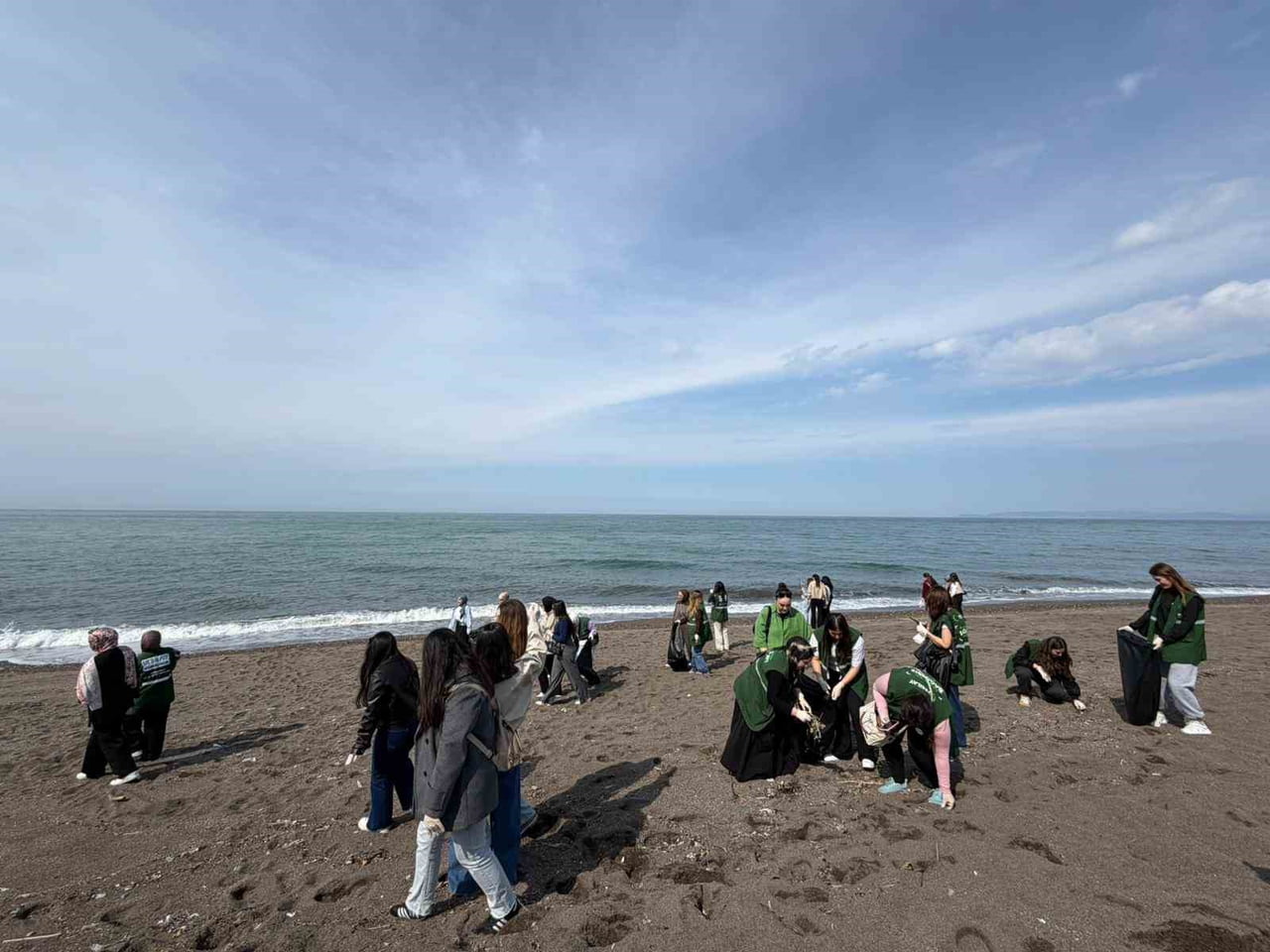 GSB DÜZCE YURTLARINDA KALAN GÖNÜLLÜ GENÇLER İLE DÜZCE YEŞİLAY ŞUBESİ İŞ BİRLİĞİNDE AKÇAKOCA...