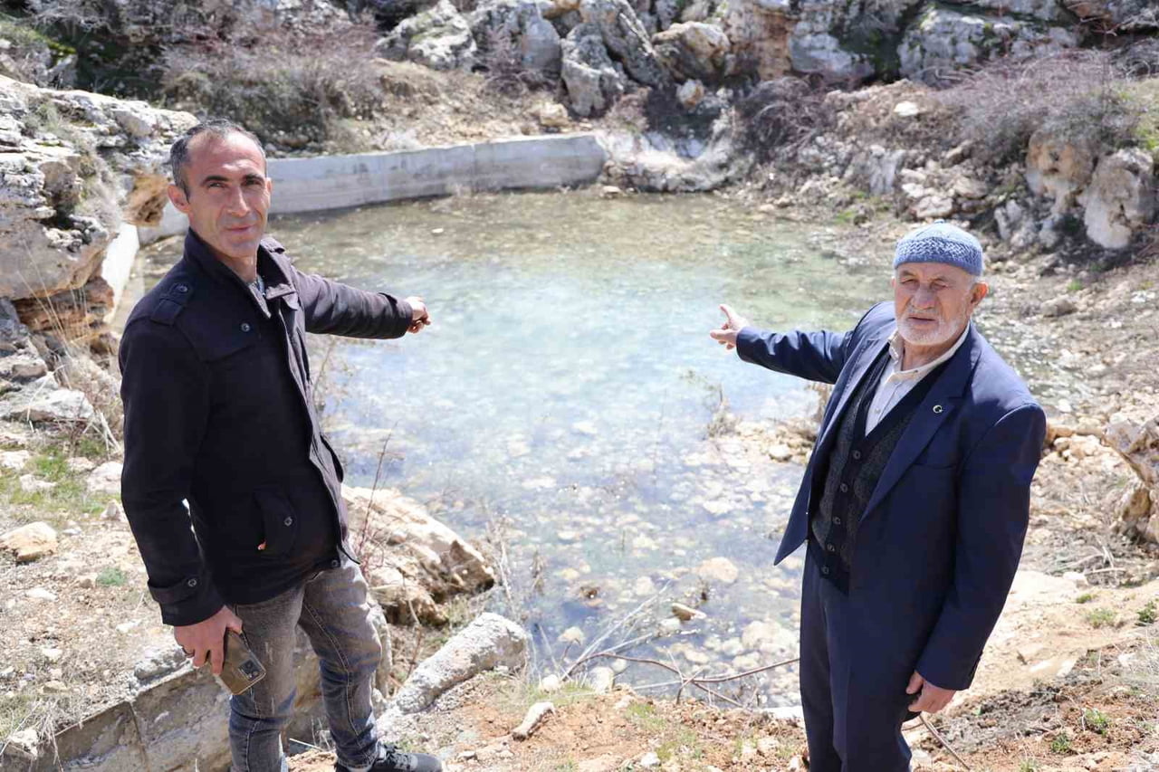 GÜMÜŞDERE KÖYÜ MUHTARI İRFAN DERİN VE KÖY SAKİNLERİNDEN VELİ KARAVELİOĞLU