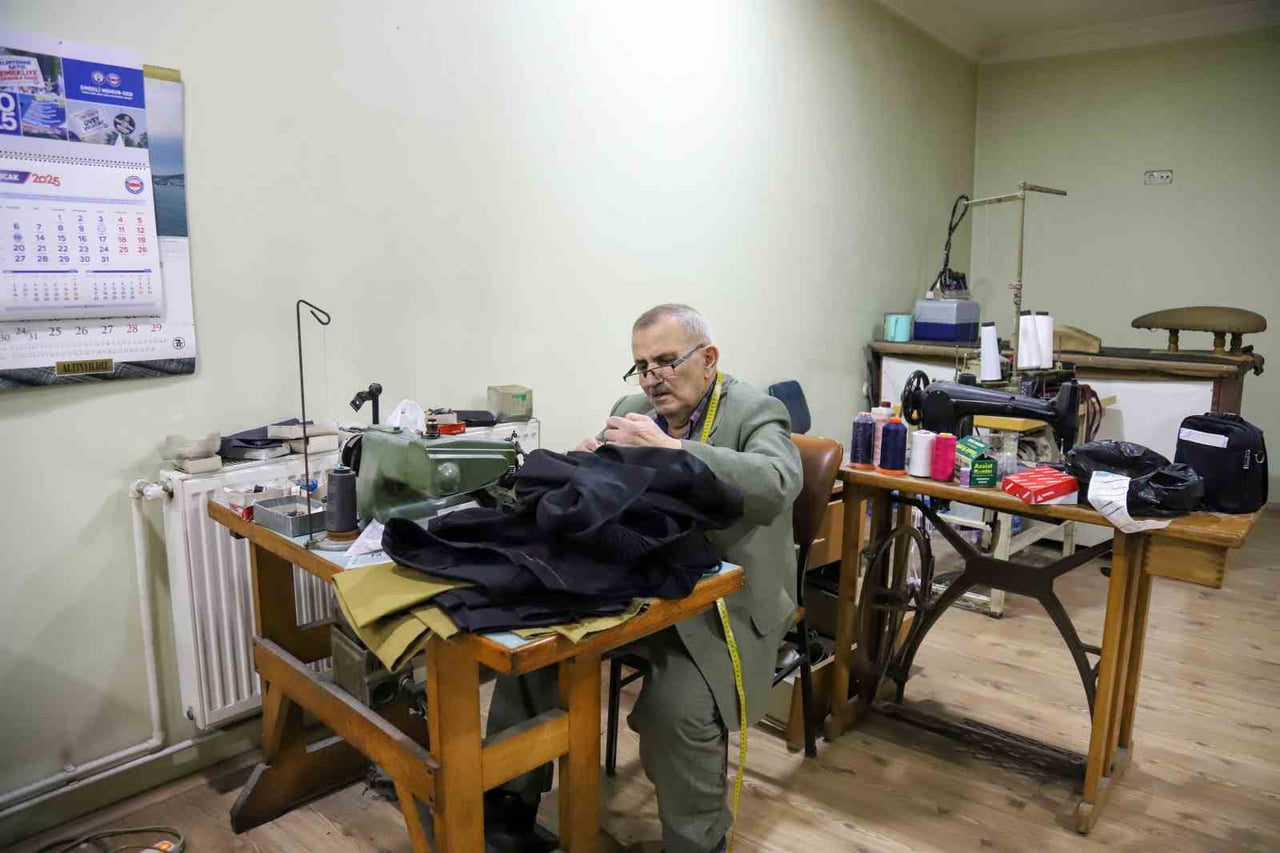 GÜMÜŞHANE'NİN SOSYAL VE TİCARİ HAYATININ EN CANLI TANIKLARINDAN BİRİ OLAN 75 YAŞINDAKİ TERZİ İLYAS...