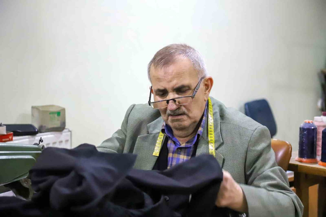 GÜMÜŞHANE'NİN SOSYAL VE TİCARİ HAYATININ EN CANLI TANIKLARINDAN BİRİ OLAN 75 YAŞINDAKİ TERZİ İLYAS...