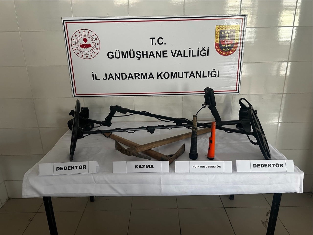 GÜMÜŞHANE’DE KAÇAK KAZI YAPAN 2 ŞÜPHELİ JANDARMA EKİPLERİNCE SUÇÜSTÜ YAKALANDI.