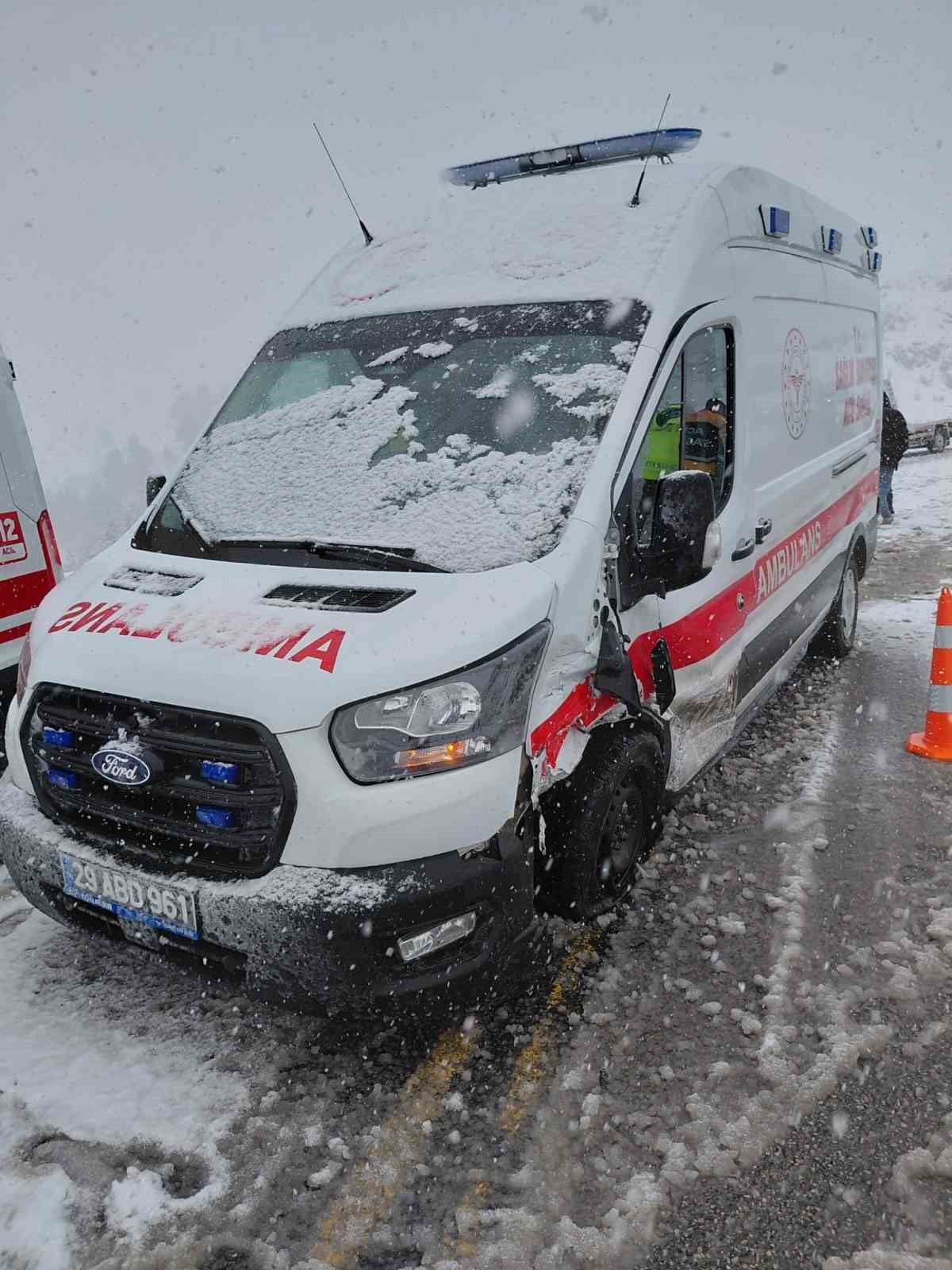 GÜMÜŞHANE’DE OTOMOBİL İLE AMBULANSIN ÇARPIŞTIĞI KAZADA 3 KİŞİ YARALANDI.