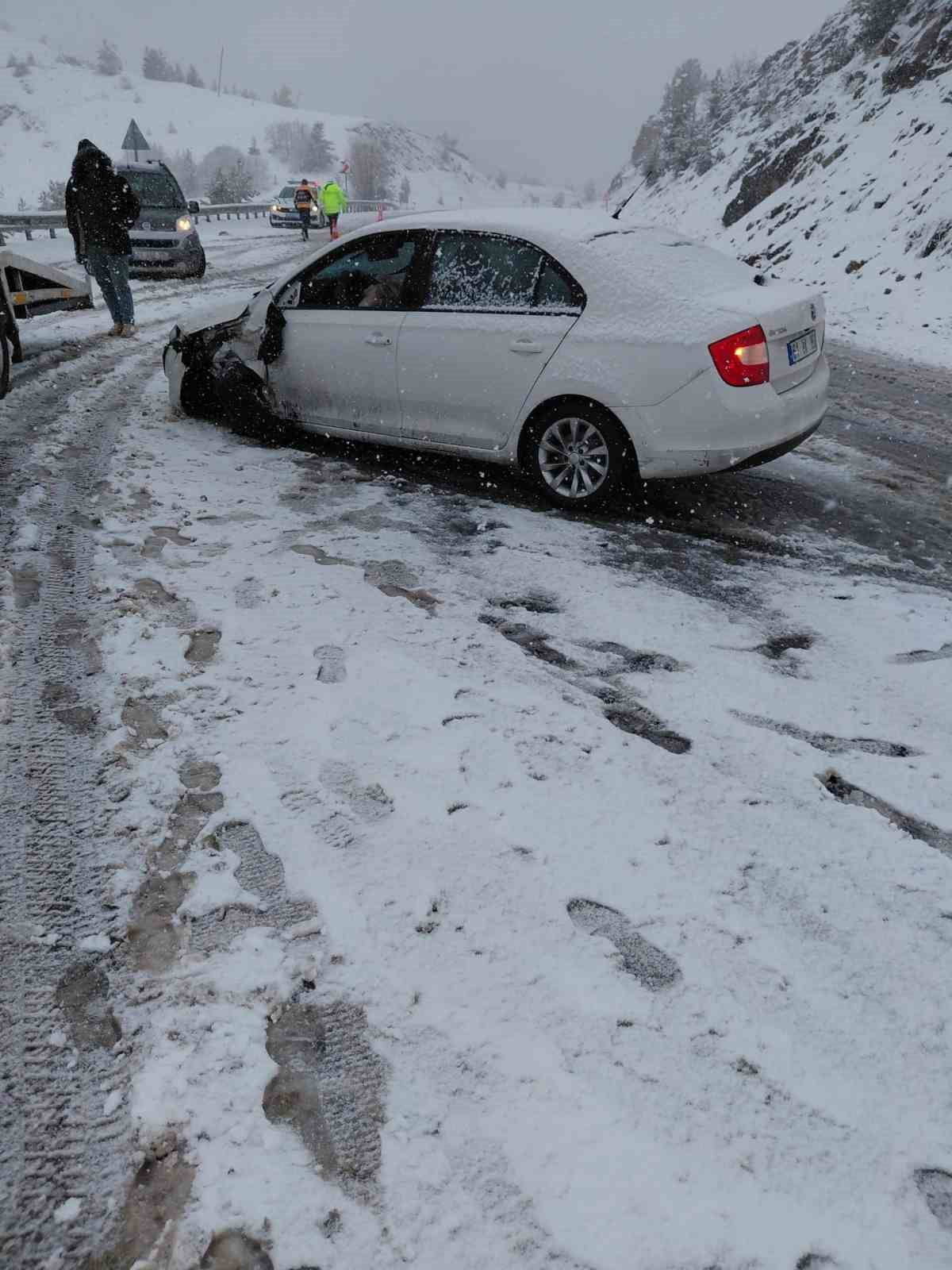 GÜMÜŞHANE’DE OTOMOBİL İLE AMBULANSIN ÇARPIŞTIĞI KAZADA 3 KİŞİ YARALANDI.