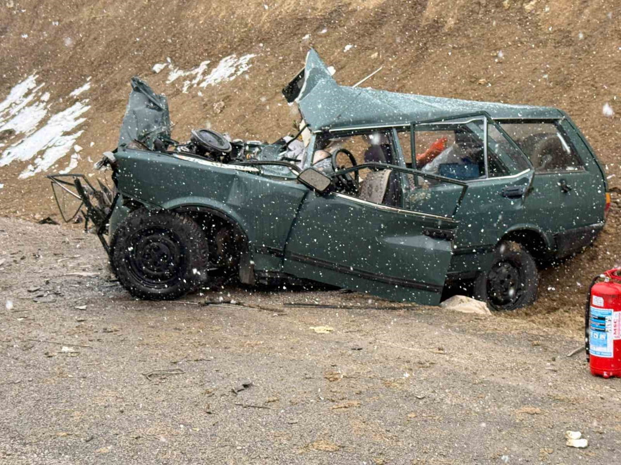 GÜMÜŞHANE’NİN KELKİT İLÇESİNDE ÖĞRETMENLERİ TAŞIYAN MİNİBÜS İLE OTOMOBİLİN KAFA KAFAYA ÇARPIŞTIĞI...