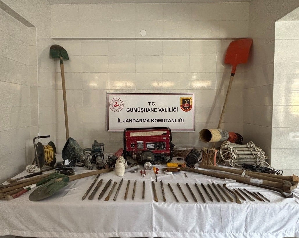 GÜMÜŞHANE’NİN ŞİRAN İLÇESİNDE KAÇAK KAZI YAPAN 3 KİŞİ SUÇÜSTÜ YAKALANDI.