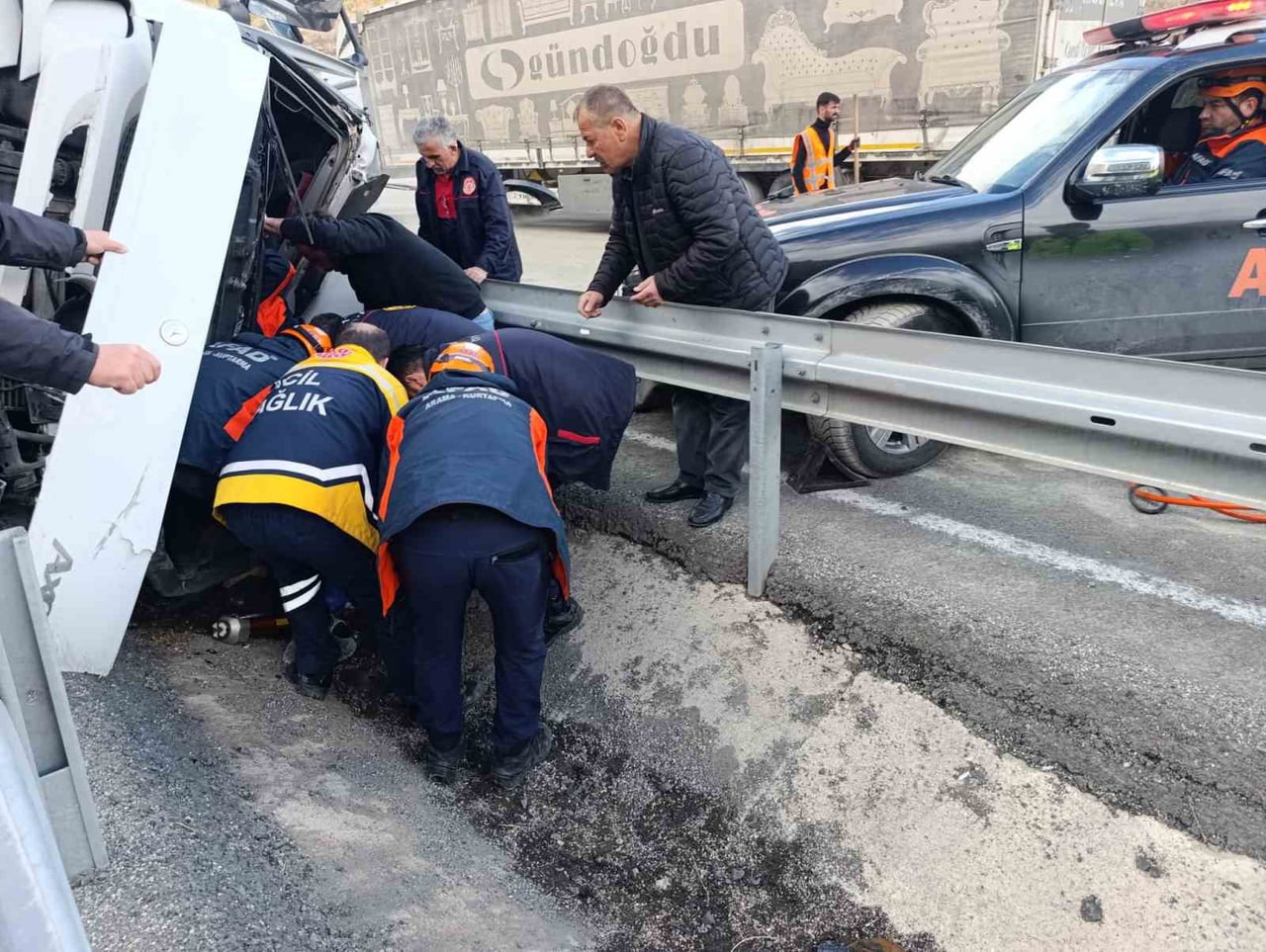GÜMÜŞHANE’NİN TEKKE BELDESİNDE, GÜMÜŞHANE İSTİKAMETİNE SEYİR HALİNDEKİ TIR'IN VİRAJI ALAMAYARAK...