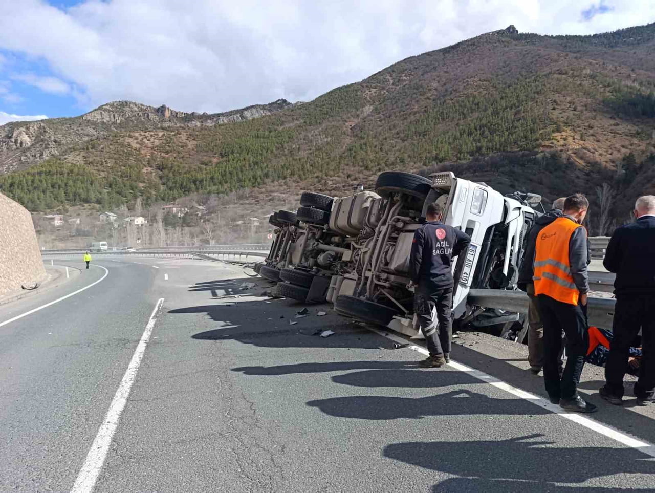 GÜMÜŞHANE’NİN TEKKE BELDESİNDE, GÜMÜŞHANE İSTİKAMETİNE SEYİR HALİNDEKİ TIR'IN VİRAJI ALAMAYARAK...