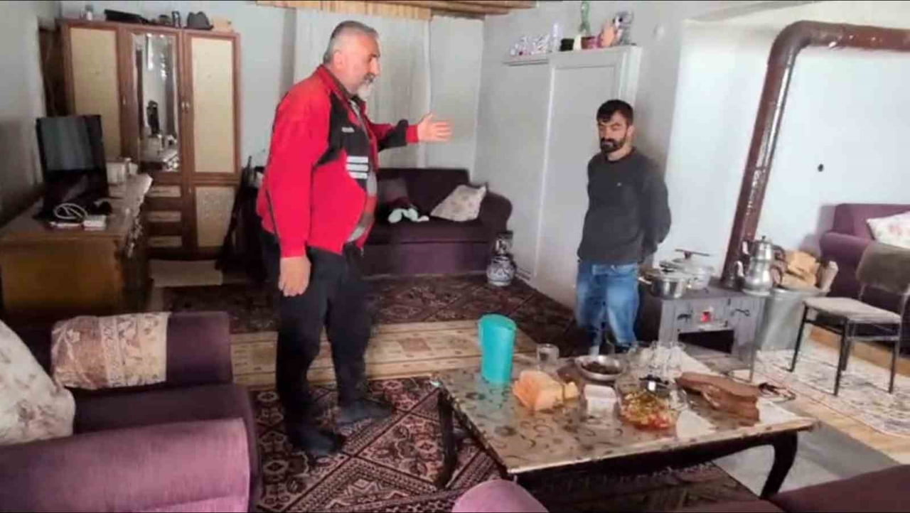 GÜMÜŞHANE’NİN TORUL İLÇESİNE BAĞLI KIZILÜZÜM YAYLASI’NDA, MART AYINDA AÇ KALAN BİR AYININ EVİNE...