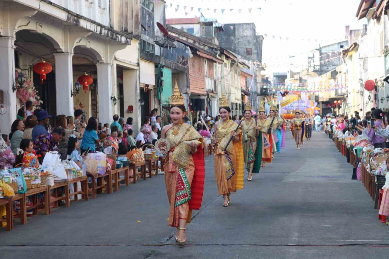 GÜNEYDOĞU ASYA ÜLKESİ TAYLAND'IN GELENEKSEL VE EN BÜYÜK BAYRAMI SONGKRAN SU FESTİVALİ BUGÜN...