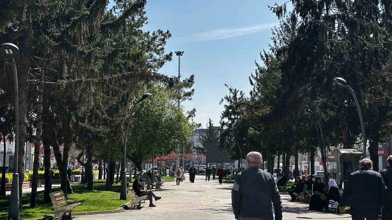 GÜNLER SONRA GÜNEŞİ GÖREN SAKARYALILAR SOLUĞU DIŞARIDA ALDI