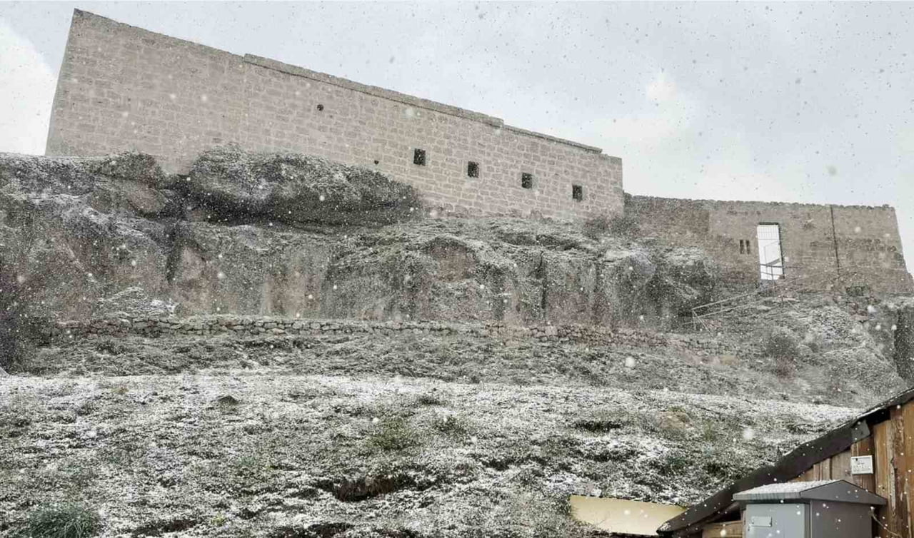 GÜZELYURT İLÇESİNDE ANİDEN BAŞLAYAN KAR YAĞIŞI KISA SÜREDE İLÇEYİ BEYAZA BÜRÜDÜ