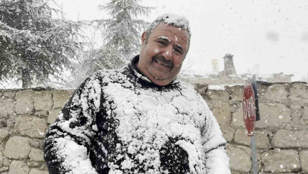 GÜZELYURT İLÇESİNDE ANİDEN BAŞLAYAN KAR YAĞIŞI KISA SÜREDE İLÇEYİ BEYAZA BÜRÜDÜ